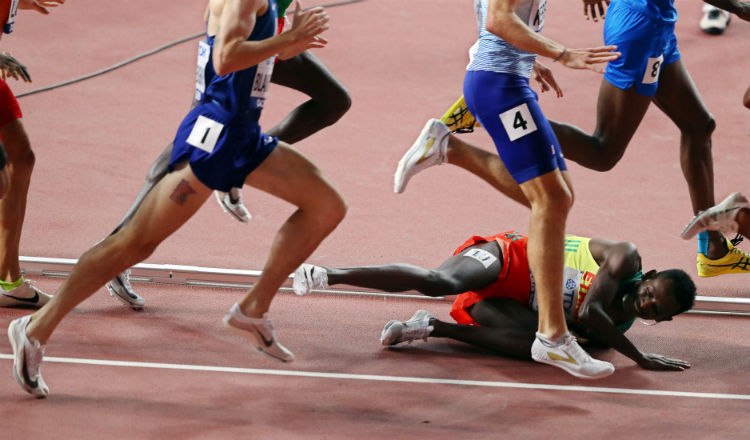 Teddese Lemi se cae en la pista. Foto AP