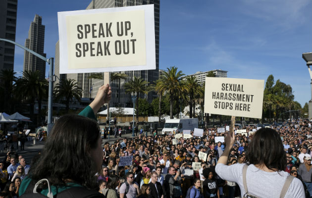 Terapeutas dicen que más clientes piden ayuda para desconectarse de ciclo noticioso. Empleados de Google. Foto/ Eric Risberg/Associated Press.