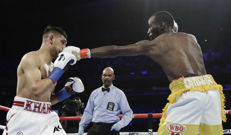 Terence Crawford castiga a Amir Khan Foto AP