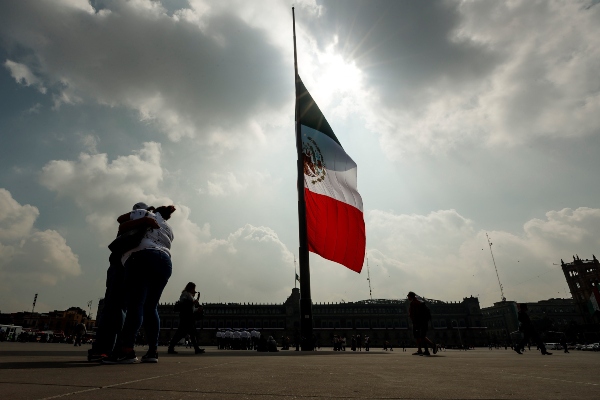  Empleados de Palacio Nacional participan del Simulacro Nacional este jueves, durante la conmemoración de los 34 años del sismo del 19 de septiembre de 1985 y los dos años del de 2017, en Ciudad de México. FOTO/EFE