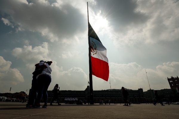 Empleados de Palacio Nacional participan del Simulacro Nacional este jueves, durante la conmemoración de los 34 años del sismo del 19 de septiembre de 1985 y los dos años del de 2017, en Ciudad de México. FOTO/EFE