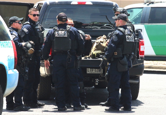 Oficiales de Aduanas y Protección Fronteriza de EE. UU. Se reunieron cerca de la escena de un tiroteo. AP