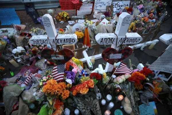 Las cruces llevan los nombres de las personas asesinadas en un Walmart en El Paso, Texas. FOTO/AP