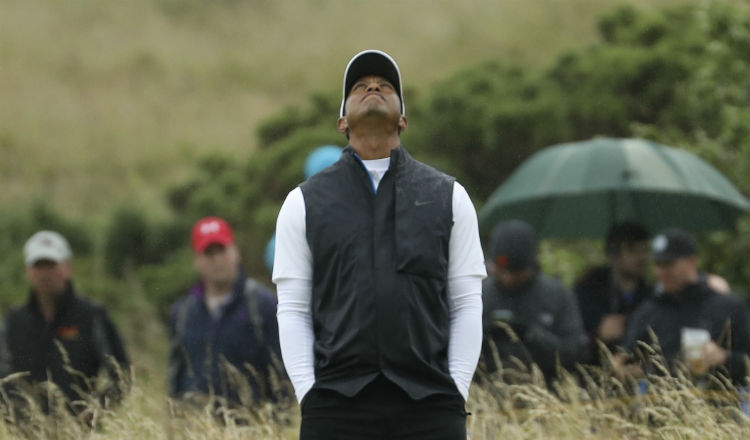 Tiger Woods mira al cielo en el hoyo 17 Foto AP