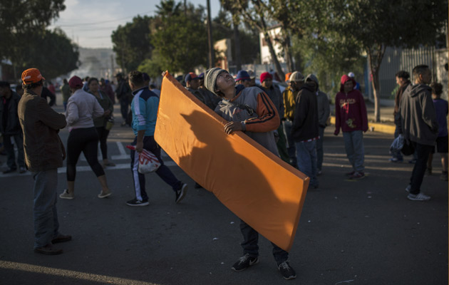 La presión sobre los migrantes que llegaron a Tijuana alcanzó su mayor nivel durante esta semana con las protestas de centenares de residentes que consideran que su presencia les afectará en su vida cotidiana. FOTO/AP