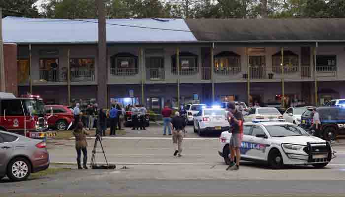 Los investigadores de la policía trabajan en la escena de un tiroteo el viernes 2 de noviembre de 2018 en Tallahassee, Florida. Un tirador mató a una persona e hirió de gravedad a otras cuatro personas en un estudio de yoga en la capital de Florida antes de suicidarse el viernes, dijeron las autoridades. FOTO/AP