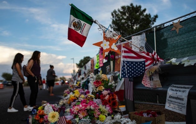 Banderas mexicanas en El Paso en honor a las víctimas de un tiroteo. Foto/ Tamir Kalifa para The New York Times.