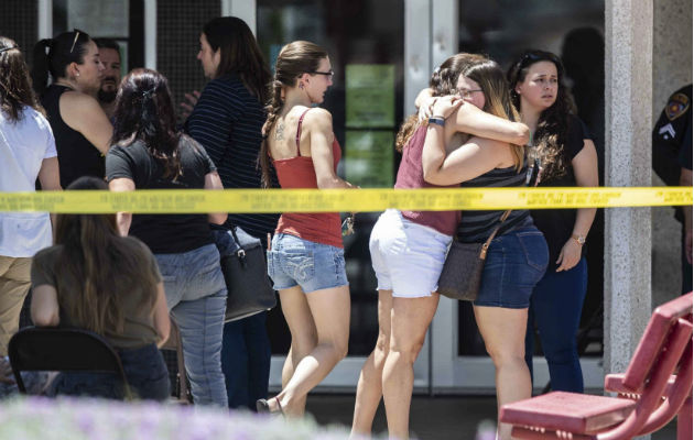 Familiares de víctimas del tiroteo se abrazan en El Paso, Texas. Foto: AP. 