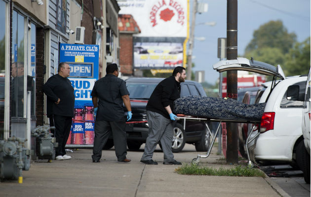 Un policía en la escena del tiroteo en el Tequila KC Bar en Kansas City. Foto: AP. 