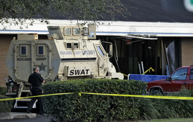 Escuadrón táctico Swat en el lugar del tiroteo. Foto: AP.