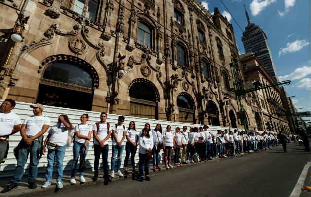 Estudiantes y sobrevivientes de la masacre de 1968 marchan en Ciudad de México. Foto: EFE.