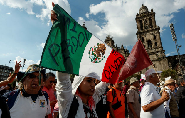 Estudiantes y sobrevivientes de la masacre de 1968 marchan en Ciudad de México. Foto: EFE.