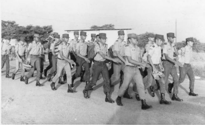 Estudiantes de la 12va Promoción, en una de sus caminatas diarias rumbo a sus aulas de clases. Foto: Cortesía del autor.