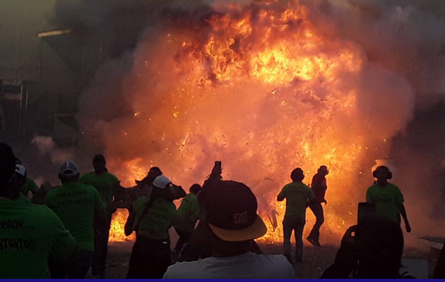 Las tunas midieron fuerzas con el lanzamientos de cohetes y bombitas. Foto/Thays Domínguez