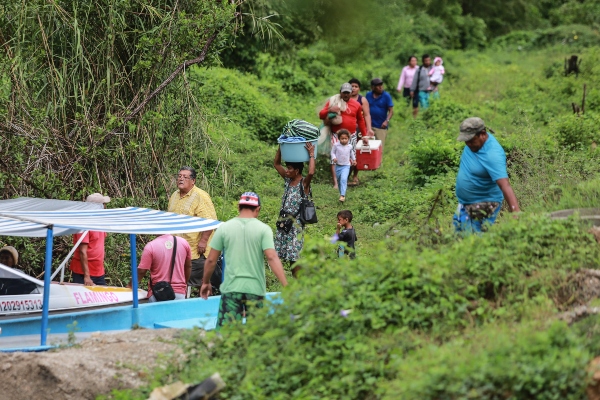  Habitantes de la localidad de Barra Vieja evacúan  sus hogares, en el estado de Guerrero (México), por causa de la tormenta Narda. FOTO/EFE