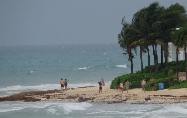 Y aunque no hay advertencias ni avisos a territorios poblados, el NHC indica que la península de Yucatán, el oeste de Cuba y la costa norte del Golfo de México deben monitorear el progreso de este sistema.