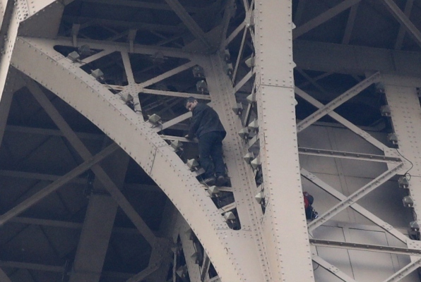 Se desconoce de inmediato cómo es que la persona logró evadir el estricto sistema de seguridad de la Torre Eiffel. FOTO/EFE