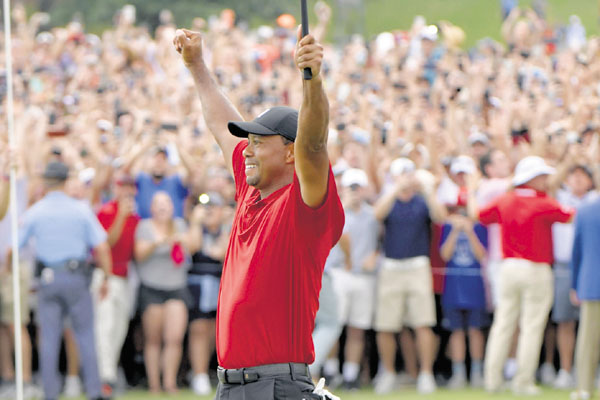 Tiger Woods festeja su triunfo, vuelve a obtener un título de la PGA, luego de 5 años. /Foto AP