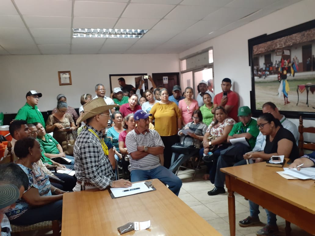 Reunidos en el Consejo Municipal de Parita, un grupo de moradores conversó con los concejales y representantes del proyecto, para pedir que el mismo sea retirado. Foto/Thays Domínguez