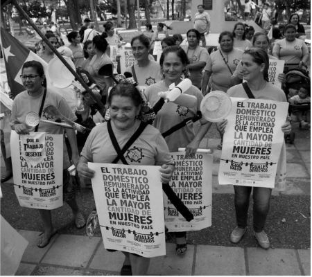 Una parte del trabajo reproductivo se realiza sobre la base de los trabajadores domésticos asalariados. Protesta reivindicativa por trabajadoras domésticas en Asunción, Paraguay. Foto: EFE.