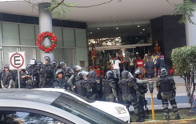 Los antimotines de la Policía Nacional llegaron para mantener el orden.