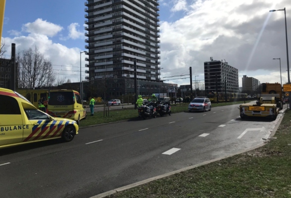 Ambulancias y policías llegan a lugar de un tiroteo en las cercanías de La Haya. FOTO/AP