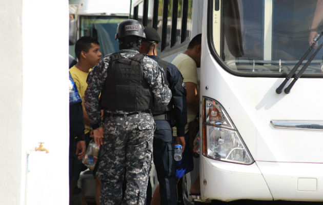 Fuerzas especiales y antimotines de la Policía Nacional apoyaron el traslado de los reclusos. Foto: Eric A. Montenegro.