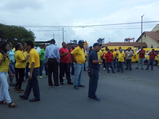 Un grupo de transportistas están cansados del retraso en la reparación de las calles y vías principales de Colón. Foto/Diómedes Sánchez