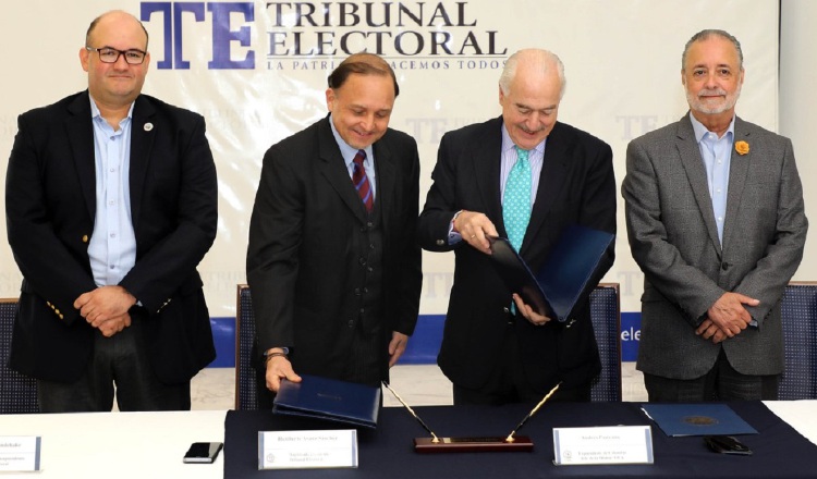 Los magistrados del Tribunal Electoral junto a un representante de la OEA. Foto: Cortesía