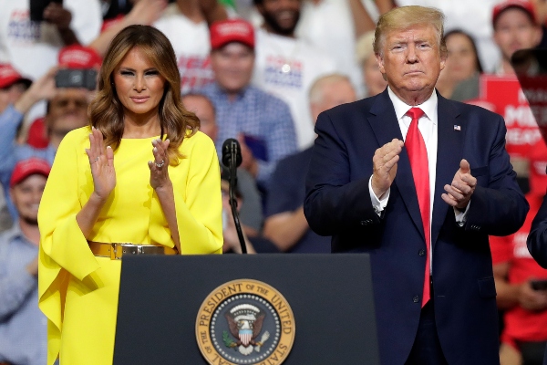 La primera dama de Estados Unidos acompaña al presidente Donald Trump en el lanzamiento oficial para la reelección del 2020. FOTO/AP