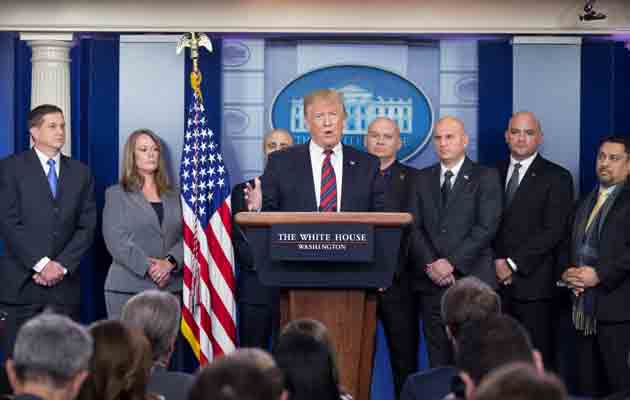 El presidente Donald Trump espera presentar una serie de medidas que terminen con el cierre de la administración. FOTO/AP