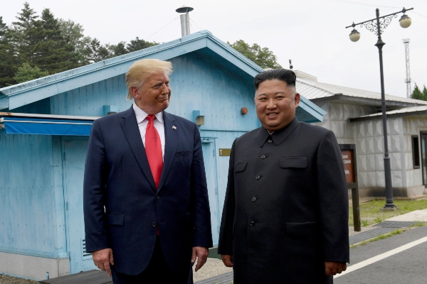 Kim se ha aproximado desde el pabellón Panmungak, el lado norte de la JSA, y se ha dirigido a la línea de demarcación militar (MDL), donde le esperaba Trump. FOTO/AP