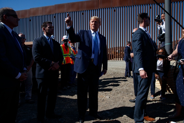 El presidente realizó el recorrido junto a altos funcionarios de la Oficina de Aduanas y Protección Fronteriza (CBP, por sus siglas en inglés), de Seguridad Nacional y del Cuerpo de Ingenieros del Ejército, así como también de trabajadores de la construcción. FOTO/AP