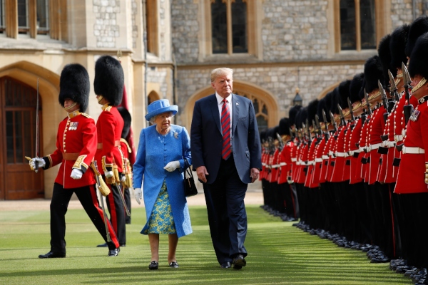 Foto de archivo del 13 de julio de 2018, el presidente de los Estados Unidos Donald Trump y la reina Isabel del Reino Unido inspeccionan la Guardia de Honor en el Castillo de Windsor en Windsor, Inglaterra. FOTO/AP