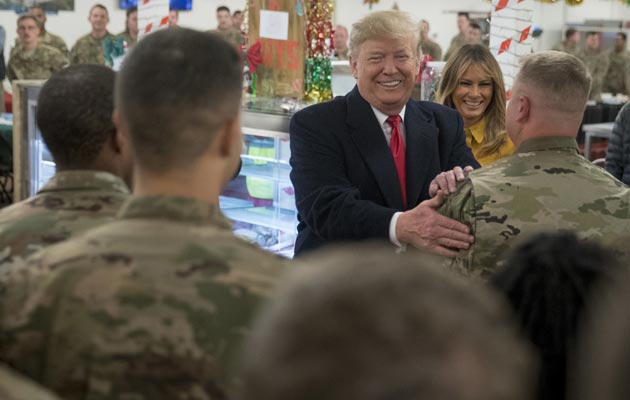 Donald Trump y su esposa la primera dama Melania Trump, junto a los saldados acantonados en Irak. FOTO/AP