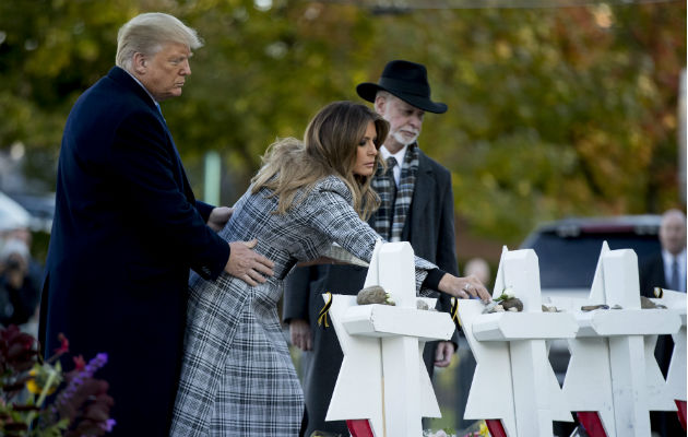 El presidente Trump y su esposa Melania colocan ofrendas a las tumbas.Foto: AP. 