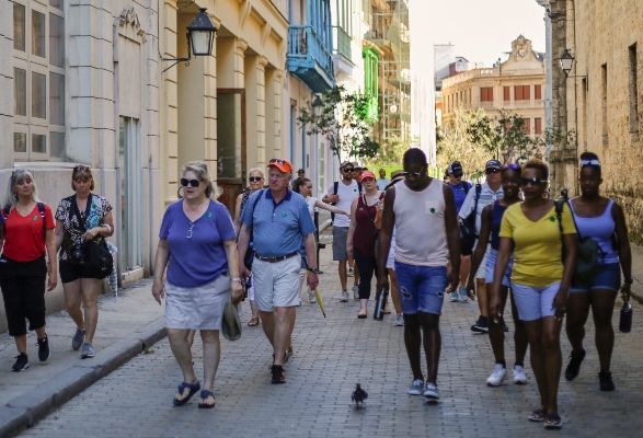 Desde que llegó a la Casa Blanca en enero de 2017, Donald Trump ha endurecido la política hacia Cuba con sanciones a los hoteles de la isla, reducciones del personal diplomático y la activación de una ley que permite demandas en tribunales estadounidenses por bienes expropiados tras la Revolución de 1959. FOTO/EFE