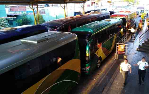 Se estima que unos 10 buses llegaron a Paso Canoas. Foto/José Vásquez