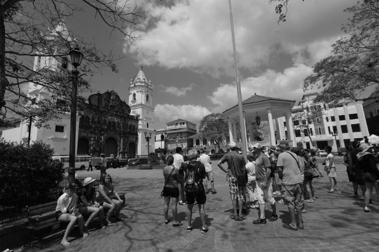 ¿Qué literatura dispone la Autoridad de Turismo sobre las diferentes actividades y atractivos en cada provincia? ¿En qué idiomas se encuentran disponibles? ¿Qué seguimiento científico se hace a los prospectos?