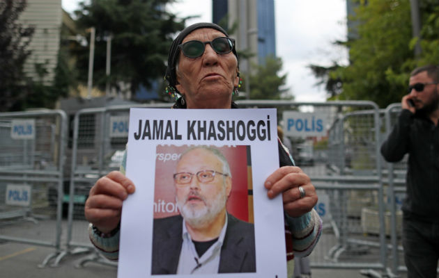 Activistas turcos protestan por el crimen de Khashoggi en Estambul. Foto: EFE.