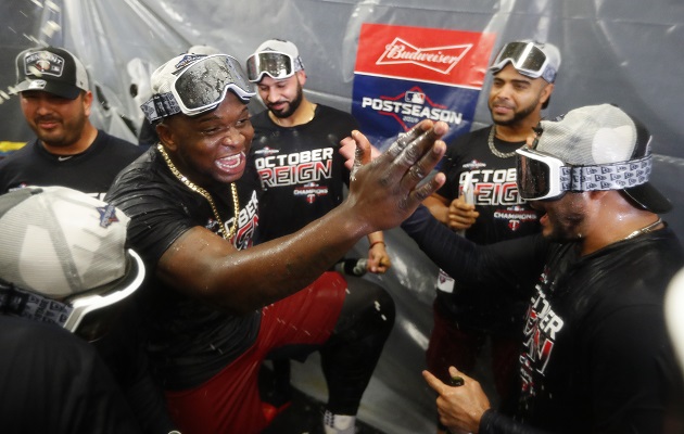 Miguel Sano celebra con su equipo el título divisional. Foto:AP