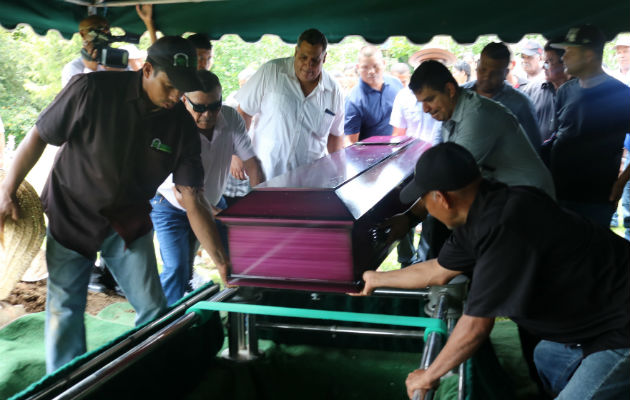 Familiares, estudiantes, docentes, vecinos y amigos asistieron al funeral. Foto: Melquíades Vásquez.