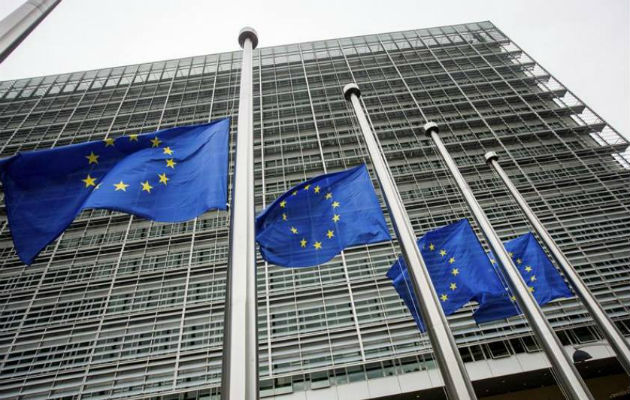 Imagen de banderas de la Unión Europea frente a la sede de la Comisión Europea en Bruselas. Foto: EFE