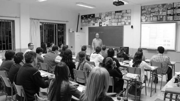 Solo el buen maestro enseña, guía, orienta, instruye, corrige, educa, prepara para la vida. Al final de cuentas, las universidades, tienen la sagrada misión de preparar para la vida también a los estudiantes. Foto: EFE.