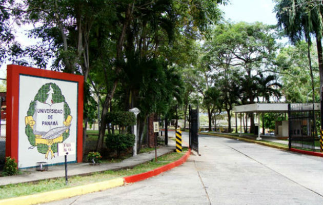 Entrada de los vehículos a la Universidad de Panamá. Foto: Archivo