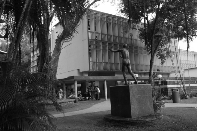 Un área del patio de la Facultad de Humanidades donde se desarrollaban las veladas culturales. Se observa el monumento Hacia la Luz, que representa al estudiante que, al entrar a ese centro de estudios, va en busca del conocimiento. Foto: Archivo.