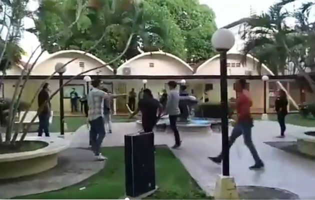 Gremios estudiantiles de la Universidad de Panamá se van a los golpes. Cortesía 