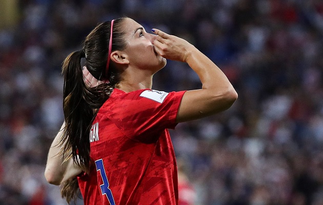 Alex Morgan simula que toma un té durante la celebración de un gol.