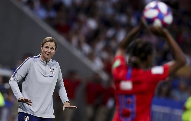 Jill Ellis, entrenadora de Estados Unidos, da instrucciones.