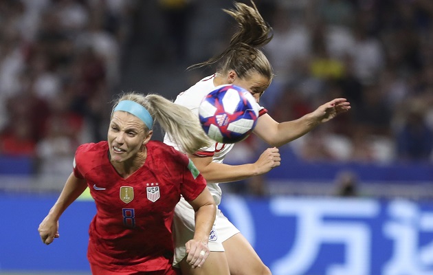 Julie Ertz disputa el balón durante las semifinales contra Inglaterra.